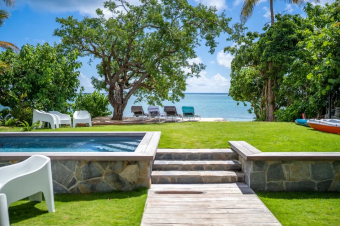 Villa pieds dans l'eau avec vue mer aux Antilles