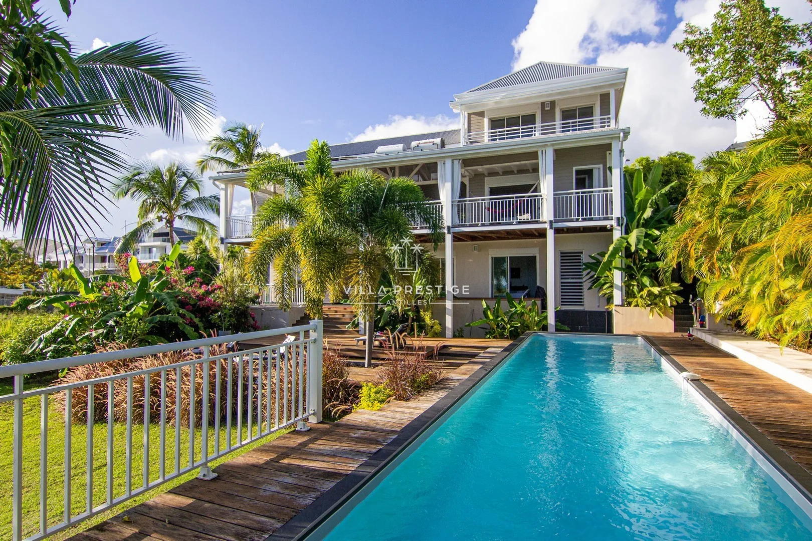 Villa contemporaine avec piscine et jardin tropical